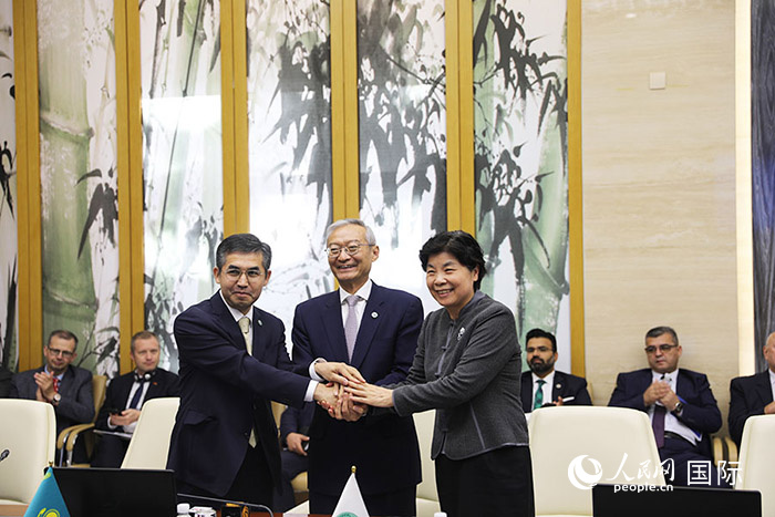 上合組織秘書處、哈駐華使館、上合組織睦鄰友好合作委員會(huì)簽署《聯(lián)合行動(dòng)計(jì)劃》。人民網(wǎng) 俄布拉依攝