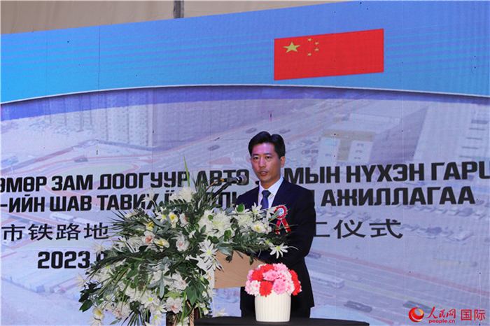 中鐵四局集團(tuán)國(guó)際事業(yè)部執(zhí)行經(jīng)理朱春峰致辭。人民網(wǎng)記者 霍文攝