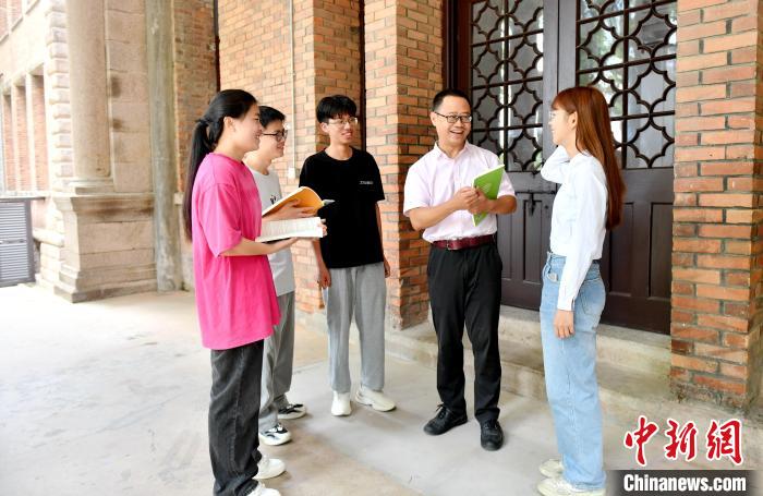 7月4日，臺灣教師陳昭志正在和學生交流?！蚊?攝