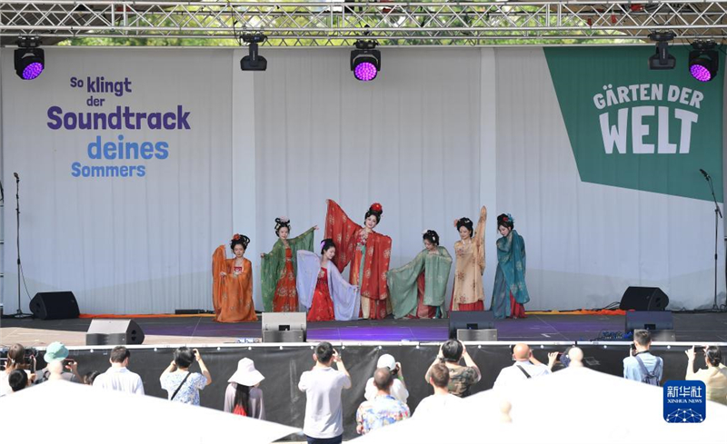 7月8日，在德國柏林世界公園，漢服愛好者進行漢服展示。新華社記者 任鵬飛 攝