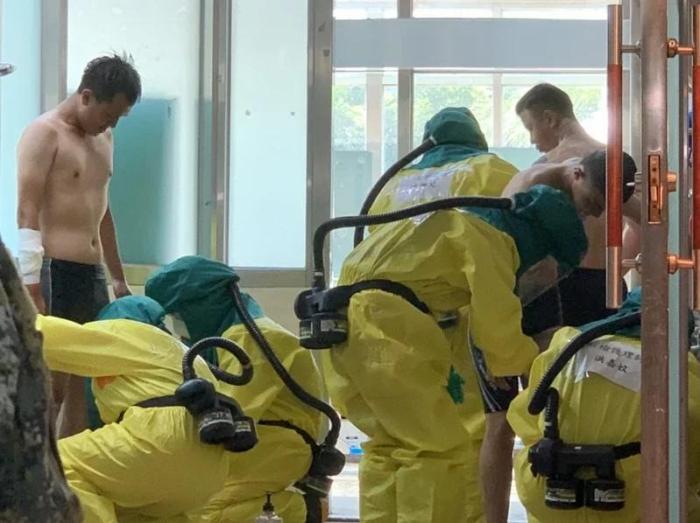 圖為臺(tái)灣漢光演習(xí)模擬官兵遭受生物戰(zhàn)劑攻擊，送往醫(yī)院就醫(yī)。圖片來(lái)源：臺(tái)灣《聯(lián)合報(bào)》 徐白櫻 翻攝