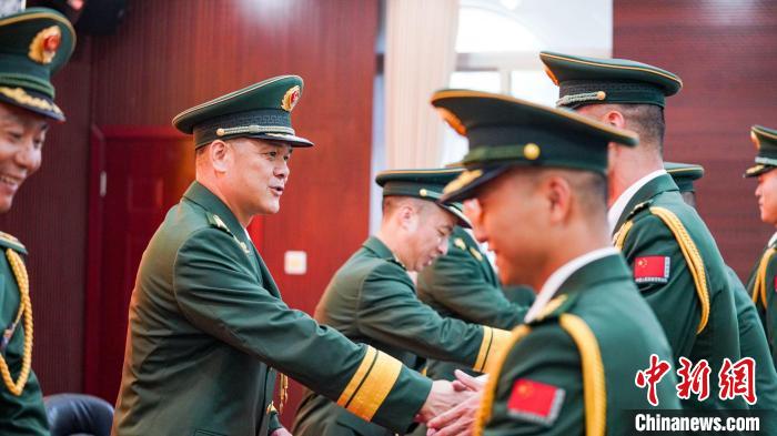 首長(zhǎng)為晉銜官兵頒發(fā)任命狀?！堨狭?攝