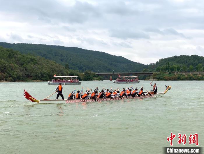 圖為龍舟賽活動(dòng)?！￡愳o 攝