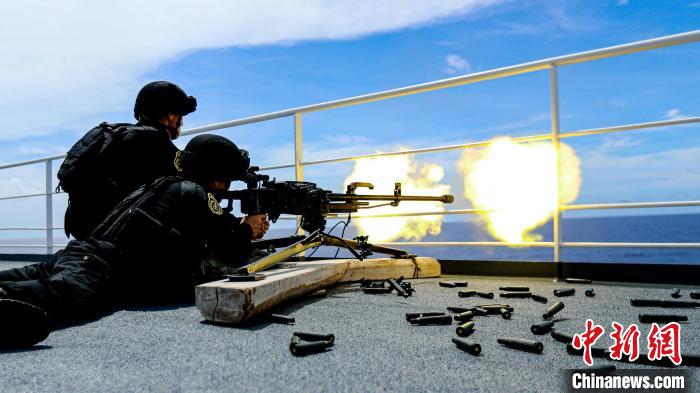“和平方舟”號(hào)醫(yī)院船在西太平洋海域進(jìn)行反恐反海盜演練。圖為火力組隊(duì)員進(jìn)行警告射擊。　徐巍 攝