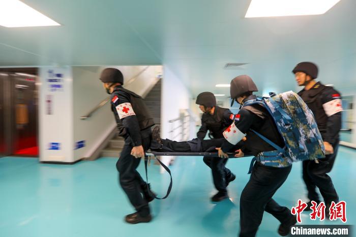 “和平方舟”號(hào)醫(yī)院船在西太平洋海域進(jìn)行反恐反海盜演練。圖為醫(yī)療救護(hù)組在轉(zhuǎn)運(yùn)“傷員”。　徐巍 攝