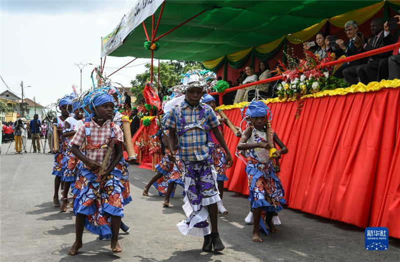 7月12日，演員在圣多美和普林西比圣多美島瓜達(dá)盧佩鎮(zhèn)舉行的獨(dú)立日慶典活動(dòng)上表演。新華社記者 韓旭 攝