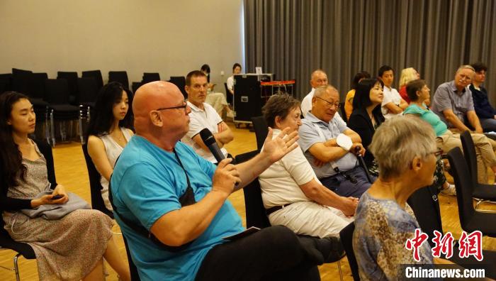 圖為現(xiàn)場觀眾提問。　柏林中國文化中心供圖