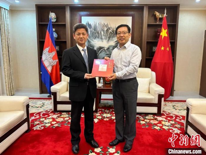 7月12日下午，中國駐柬埔寨大使王文天在金邊會見援柬中醫(yī)醫(yī)療隊?！≈袊v柬埔寨大使館微信公眾號 攝