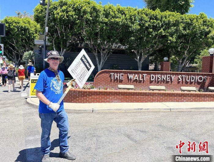 當(dāng)?shù)貢r(shí)間7月14日上午，華納兄弟、迪士尼等美國(guó)影視娛樂(lè)產(chǎn)業(yè)巨頭總部門(mén)前，有成百上千的人高舉“罷工”標(biāo)語(yǔ)牌游行示威。由于未能與美國(guó)電影和電視制片人聯(lián)盟(AMPTP)就新合同達(dá)成協(xié)議，擁有約16萬(wàn)名會(huì)員的好萊塢三大工會(huì)之一美國(guó)影視演員協(xié)會(huì)(SAG-AFTRA)發(fā)起罷工，于14日起在洛杉磯和紐約的十余家制片公司外示威游行。 <a target='_blank' href='/'><p  align=