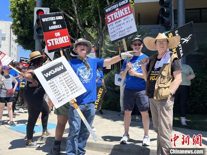 當(dāng)?shù)貢r(shí)間7月14日上午，華納兄弟、迪士尼等美國(guó)影視娛樂(lè)產(chǎn)業(yè)巨頭總部門(mén)前，有成百上千的人高舉“罷工”標(biāo)語(yǔ)牌游行示威。由于未能與美國(guó)電影和電視制片人聯(lián)盟(AMPTP)就新合同達(dá)成協(xié)議，擁有約16萬(wàn)名會(huì)員的好萊塢三大工會(huì)之一美國(guó)影視演員協(xié)會(huì)(SAG-AFTRA)發(fā)起罷工，于14日起在洛杉磯和紐約的十余家制片公司外示威游行。 <a target='_blank' href='/'><p  align=