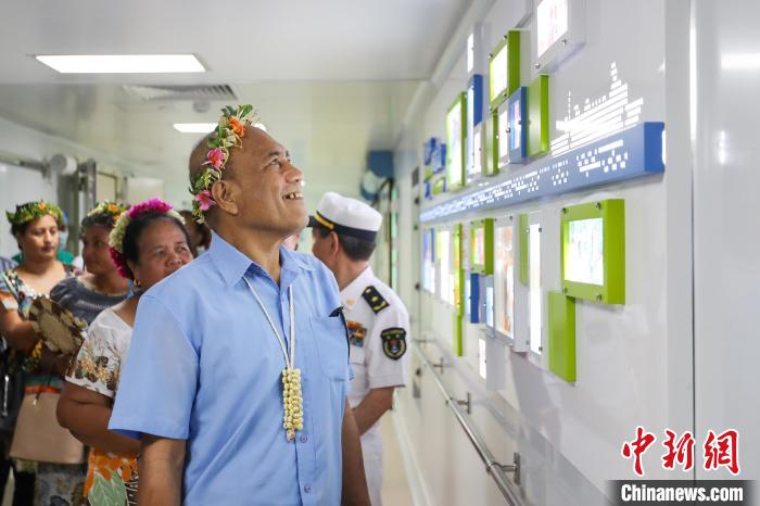 基里巴斯總統(tǒng)等政要參觀海上醫(yī)院。　徐巍 攝