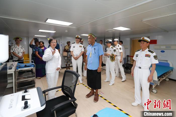 基里巴斯總統(tǒng)等政要參觀海上醫(yī)院。　徐巍 攝