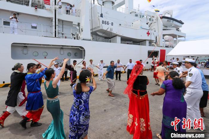 中基雙方人員在碼頭歡迎儀式上歡聚一堂?！⌒煳?攝