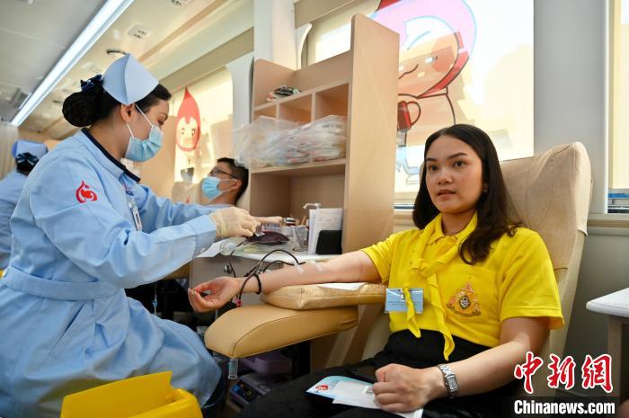 圖為獻血活動現(xiàn)場。　俞靖 攝