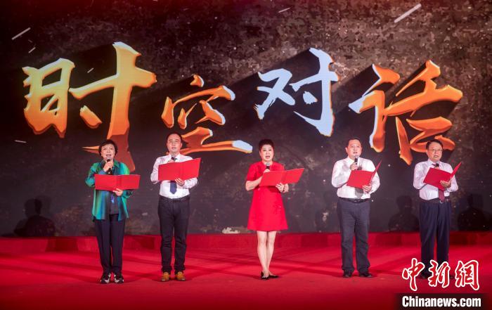 陳曉帆與顏福慶之孫顏志淵、陶行知曾孫陶侃、榮毅仁侄女榮智豐深情朗誦《與統(tǒng)戰(zhàn)先輩的時(shí)空對(duì)話》?！堦?攝