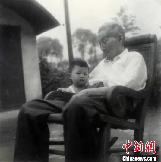 陳望道與幼年的陳曉帆?！￡悤苑﹫D