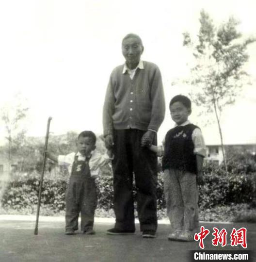 陳望道與幼年的陳曉帆(左)、陳曉帆的哥哥一起合影?！￡悤苑﹫D