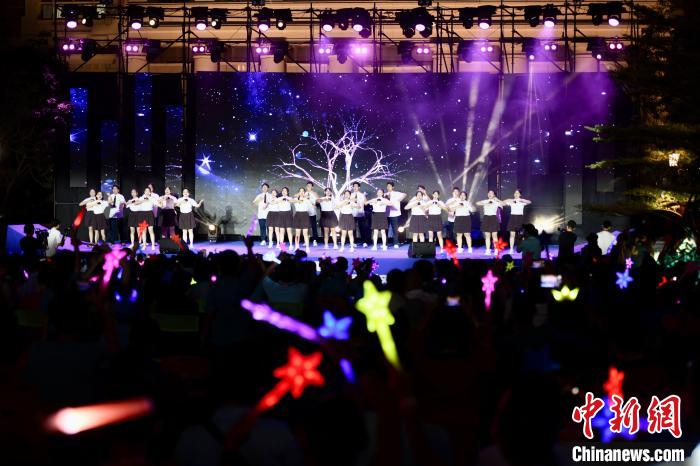 合唱表演《夜空中最亮的星》?！⊥鯑|明 攝