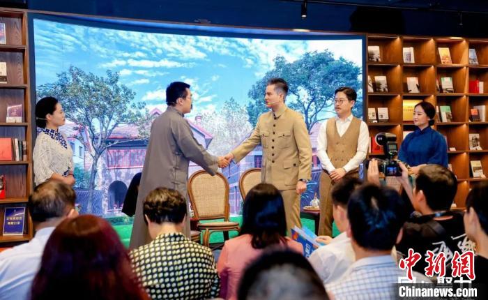 實驗舞臺劇《握手》片段?！↑S浦區(qū)委統(tǒng)戰(zhàn)部供圖