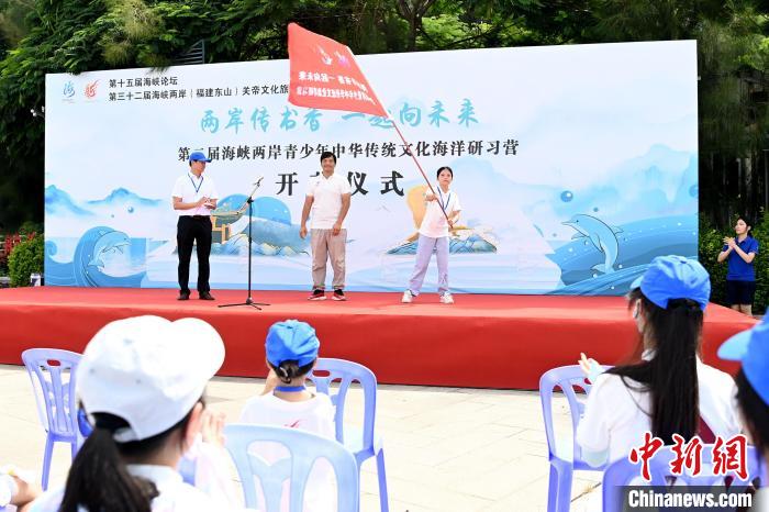 研習(xí)營授旗儀式?！埥鸫?攝