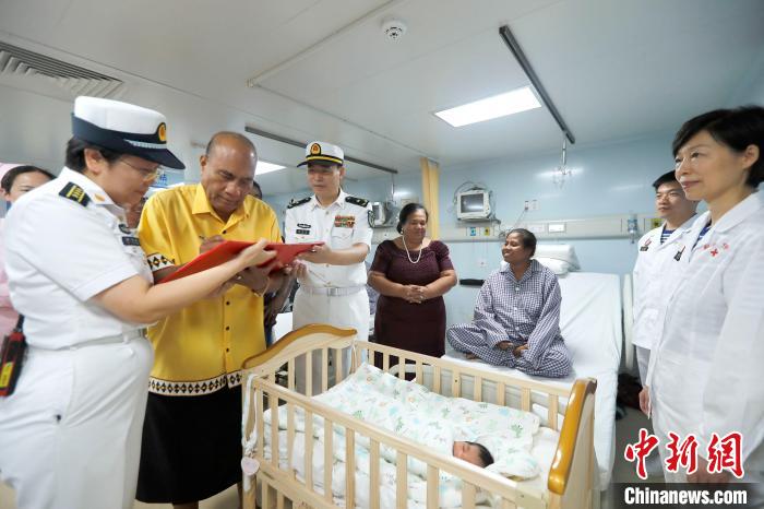 基里巴斯總統(tǒng)馬茂為新生兒取名，并在出生證明上親筆填寫寶寶名字?！±栌?攝