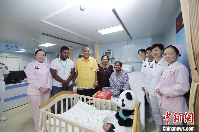 基里巴斯總統(tǒng)馬茂與海上醫(yī)院醫(yī)護(hù)人員、新生兒家人合影。　黎宇 攝