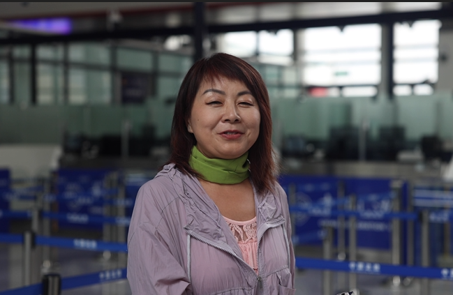 7月22日，曾經(jīng)在老撾瑯勃拉邦工作過3年的加拿大華僑孫月玲乘坐中老鐵路國際旅客列車從中國出境。衛(wèi)海林 攝