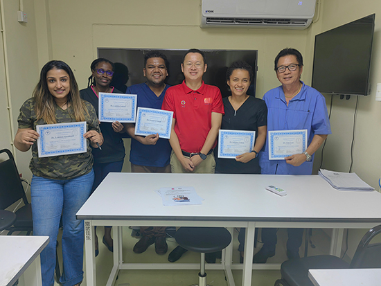 醫(yī)療隊成員與部分學員合影。第18期援圭亞那醫(yī)療隊供圖