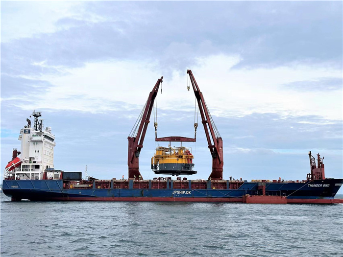 印尼拉維拉維項(xiàng)目32萬(wàn)噸級(jí)單點(diǎn)系泊設(shè)備運(yùn)抵巴厘島巴板港口。張守剛攝