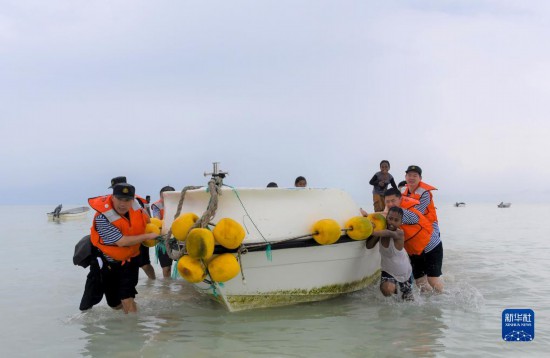 7月21日，中國(guó)海軍“和平方舟”號(hào)醫(yī)院船醫(yī)護(hù)人員涉水登島，前往基里巴斯一診療點(diǎn)。新華社記者 黎云 攝