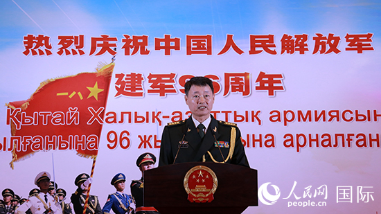 國(guó)防武官胡德君大校發(fā)表致辭。人民網(wǎng)記者 李強(qiáng)攝