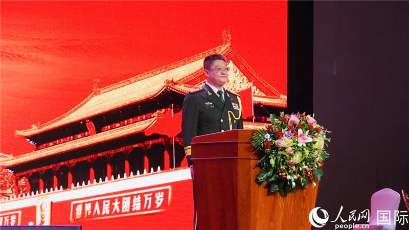 圖為中國(guó)駐老撾大使館國(guó)防武官李兵大校致辭。人民網(wǎng)記者 孫廣勇攝