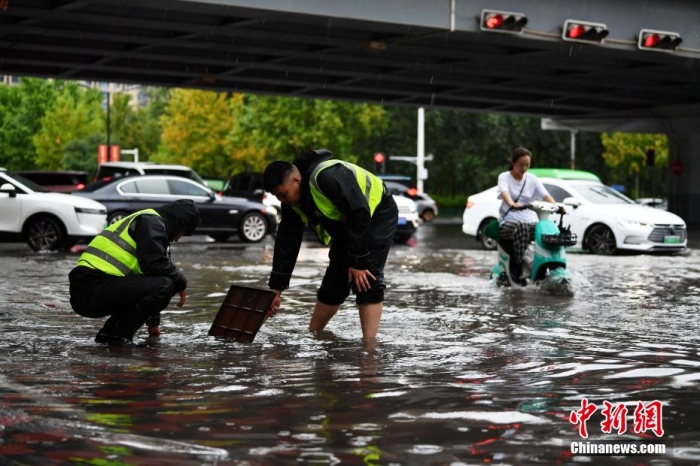 7月30日，河北省持續(xù)發(fā)布暴雨紅色預(yù)警信號。受今年第5號臺風(fēng)“杜蘇芮”殘余環(huán)流影響，7月28日以來，地處華北地區(qū)的河北省大部出現(xiàn)降雨。30日17時，該省氣象臺發(fā)布當(dāng)日第三次暴雨紅色預(yù)警信號。石家莊市城區(qū)不少區(qū)域積水嚴重，城管、環(huán)衛(wèi)、園林、市政等部門緊急出動，聯(lián)合疏堵保暢，筑牢防汛安全屏障。圖為石家莊裕華區(qū)城管局防汛隊員對沿街收水井進行雜物清理，以保證排水暢通。翟羽佳 攝