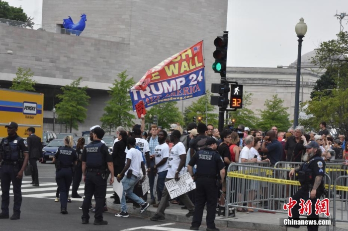 圖為眾多特朗普支持者和反對者聚集在聯(lián)邦法院周圍。<a target='_blank' href='/'><p  align=