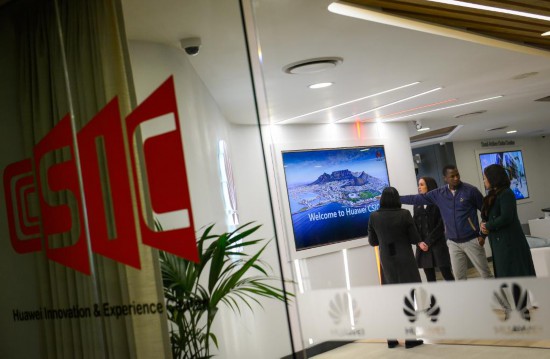 　　2017年7月17日，人們在位于南非約翰內(nèi)斯堡的華為南非信息通信技術(shù)創(chuàng)新體驗中心參觀。新華社記者 翟健嵐 攝