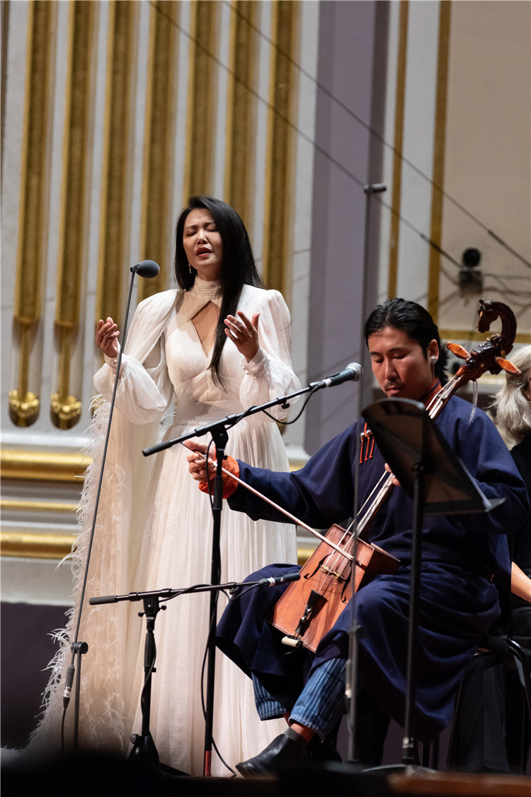 圖片說明： 8月5日，2023愛丁堡國際藝術節(jié)開幕式音樂會《慈悲頌》的演出現場。藝術節(jié)組委會供圖