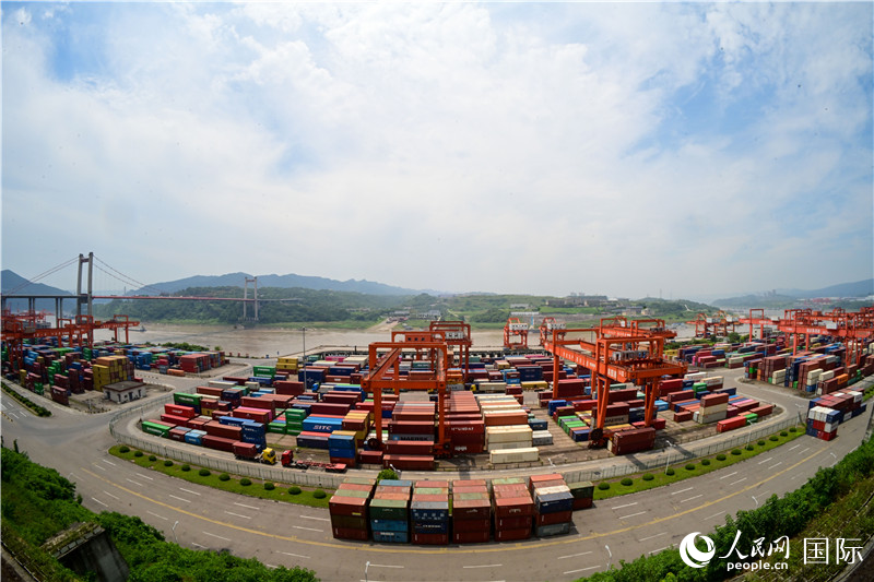 重慶果園港是我國(guó)內(nèi)河最大的鐵公水多式聯(lián)運(yùn)樞紐港，也是西部陸海新通道的重要支點(diǎn)。圖為果園港全貌。人民網(wǎng)記者 苑基榮攝