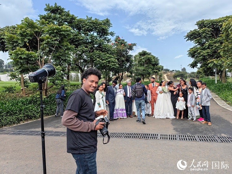 一對新人和親友在亞的斯亞貝巴友誼廣場合影。人民網(wǎng)記者 陳星星攝