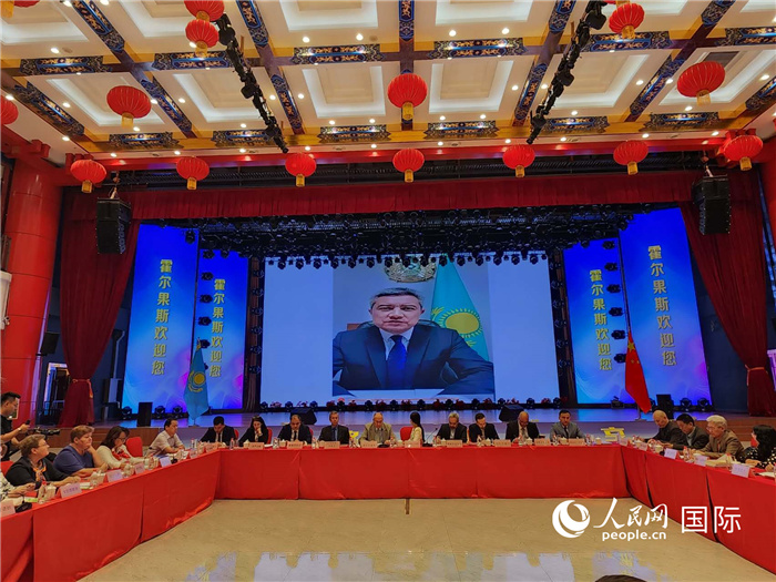 哈外交部駐阿拉木圖副代表拉伊莫夫視頻致辭。人民網(wǎng)記者 李強攝