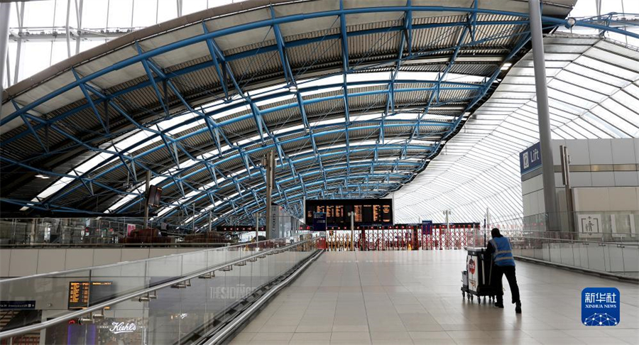 9月1日，一名工作人員在英國倫敦滑鐵盧火車站內(nèi)行走。因在收入、工作條件等方面與鐵路運(yùn)營企業(yè)存在分歧，英國鐵路員工在9月1日、2日舉行罷工。由于鐵路服務(wù)大幅減少，人們出行面臨不便。新華社記者 李穎 攝