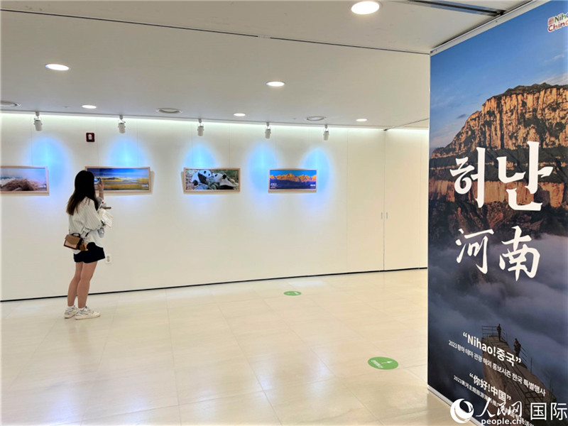 2.民眾參觀“看九曲黃河 聽華夏故事”主題展。人民網(wǎng)記者 馬菲攝