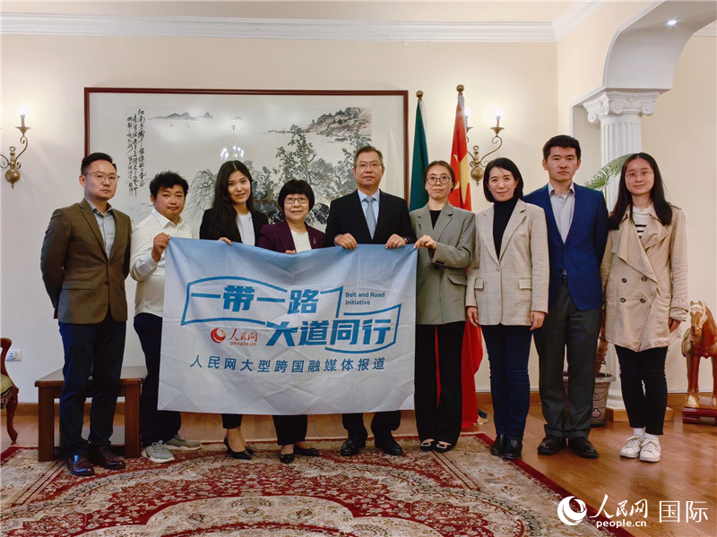 胡長春大使、駐非盟使團工作人員與人民網(wǎng)記者合影。