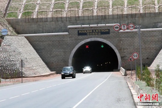連接塔吉克斯坦南北的重要隧道之一哈特隆隧道由中國路橋承建，是塔國南北公路交通的重要干線道路，對促進塔吉克斯坦南北交流和國民經(jīng)濟發(fā)展具有重要意義。田冰攝