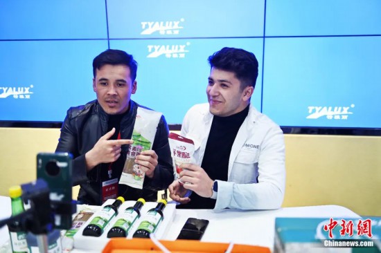 2023年3月，甘肅省慶陽市環(huán)縣電商創(chuàng)業(yè)孵化基地內(nèi)，來自蘭州文理學院的塔吉克斯坦留學生正在協(xié)助主播直播帶貨當?shù)剞r(nóng)特產(chǎn)品。李亞龍 攝