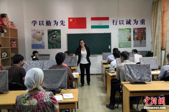 2014年，塔吉克斯坦國立民族大學的孔子學院內(nèi)，教師正在為塔吉克斯坦學生授課。田冰 攝