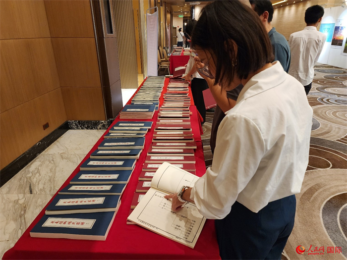 現(xiàn)場嘉賓參觀“根脈尋蹤”泉州百個家族移民菲律賓族譜展。人民網(wǎng)記者 樊帆攝