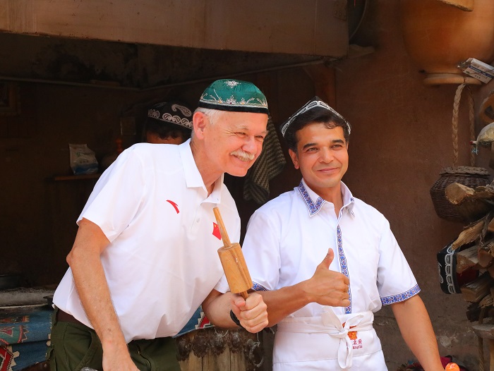 潘維廉和維吾爾族創(chuàng)業(yè)青年合影。主辦方供圖