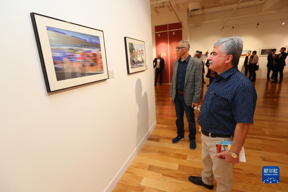 9月18日，人們在卡塔爾多哈參觀“你好，北京”攝影展。新華社記者隋先凱攝