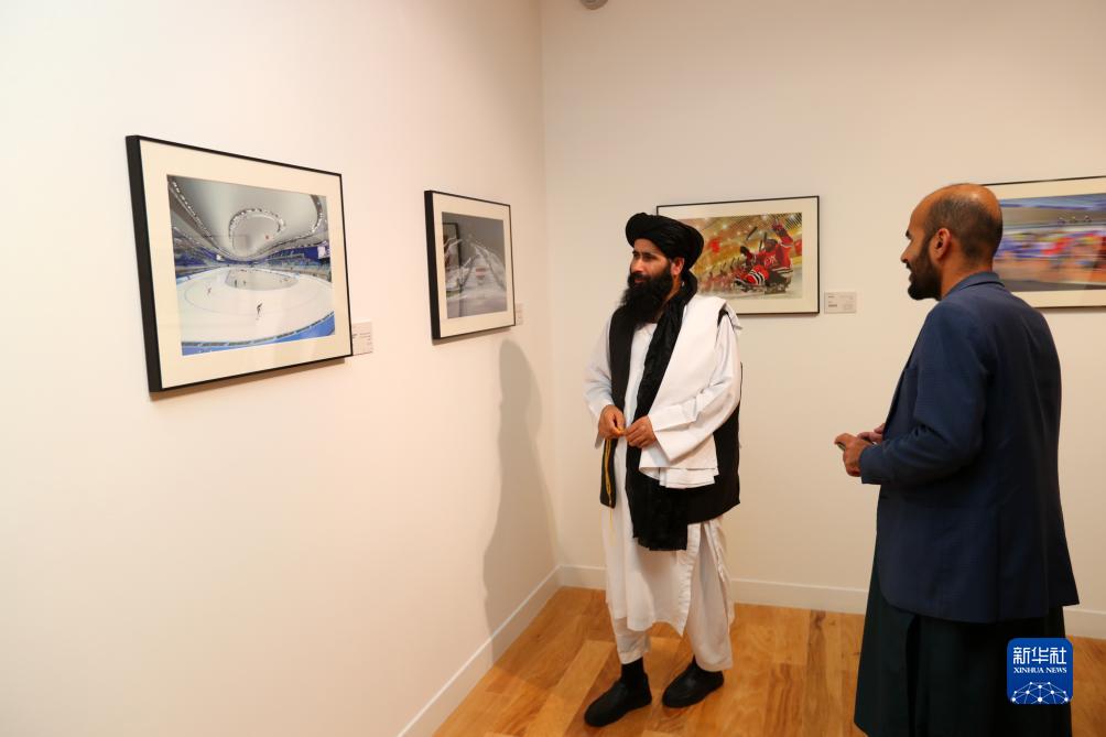 9月18日，人們在卡塔爾多哈參觀“你好，北京”攝影展。新華社記者隋先凱攝