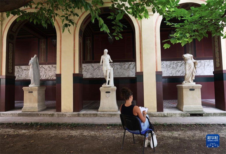 9月17日，在法國巴黎國立高等美術學院舉行的歐洲遺產(chǎn)日活動上，參觀者參與繪畫創(chuàng)作和體驗。新華社記者 高靜 攝